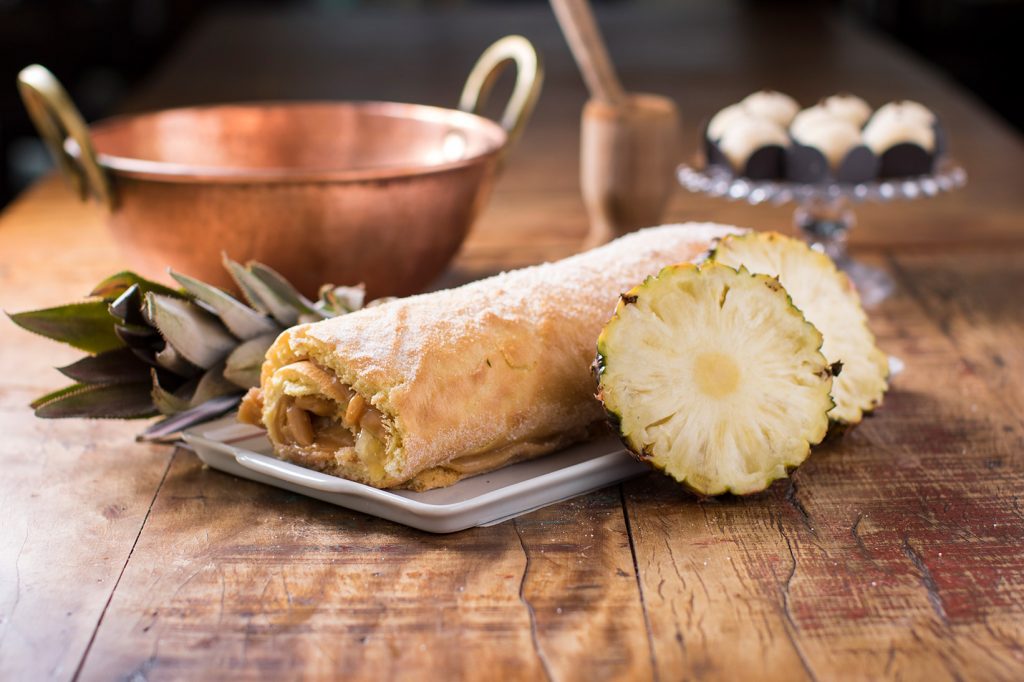Rocambole de Doce de Leite com Abacaxi