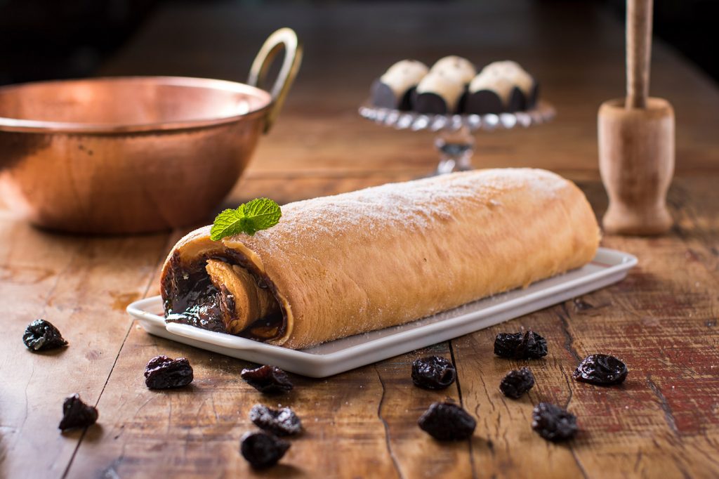Rocambole de Doce de Leite com Ameixa
