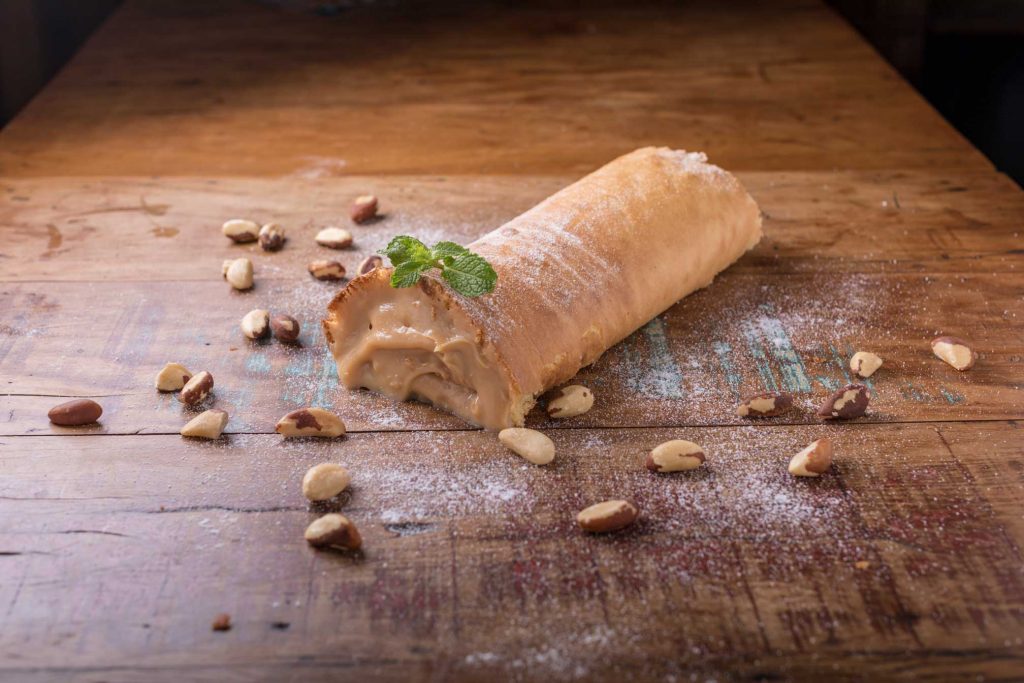 Rocambole de Doce de Leite com Castanha de Cajú