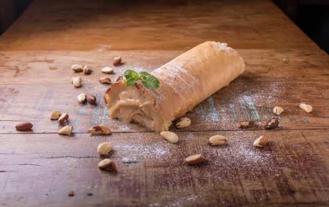 Rocambole de Doce de Leite com Castanha de Cajú